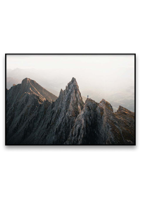 Ein Schwarz-Weiß-Foto des Morgenstunde-Gebirges in der Abenddämmerung.