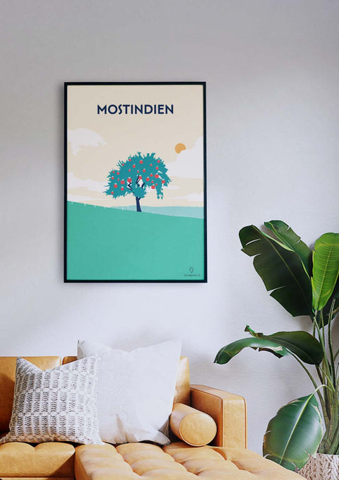 Ein Wohnzimmer mit einer Couch und einem Poster einer Naturszene mit Mostindien.
