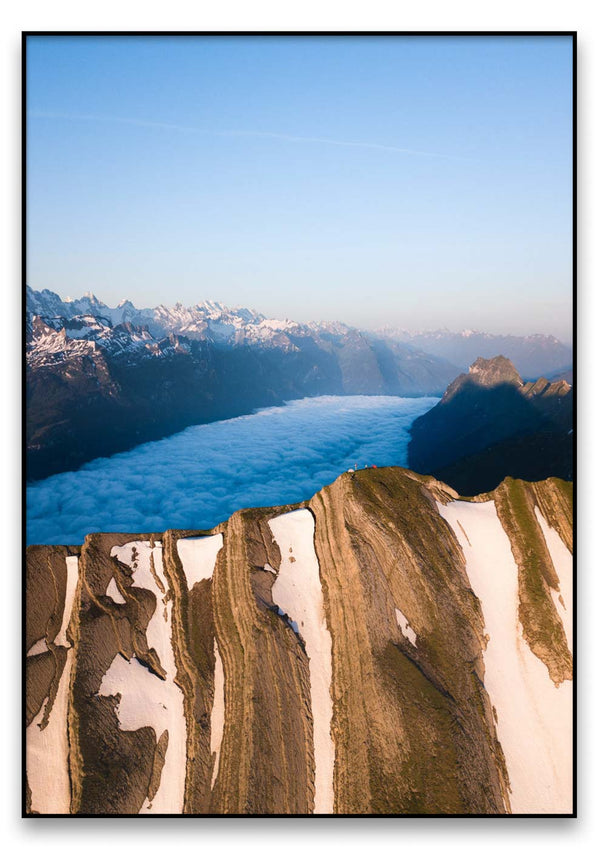 Die Berge mit dem Nebelmeer sind schneebedeckt.