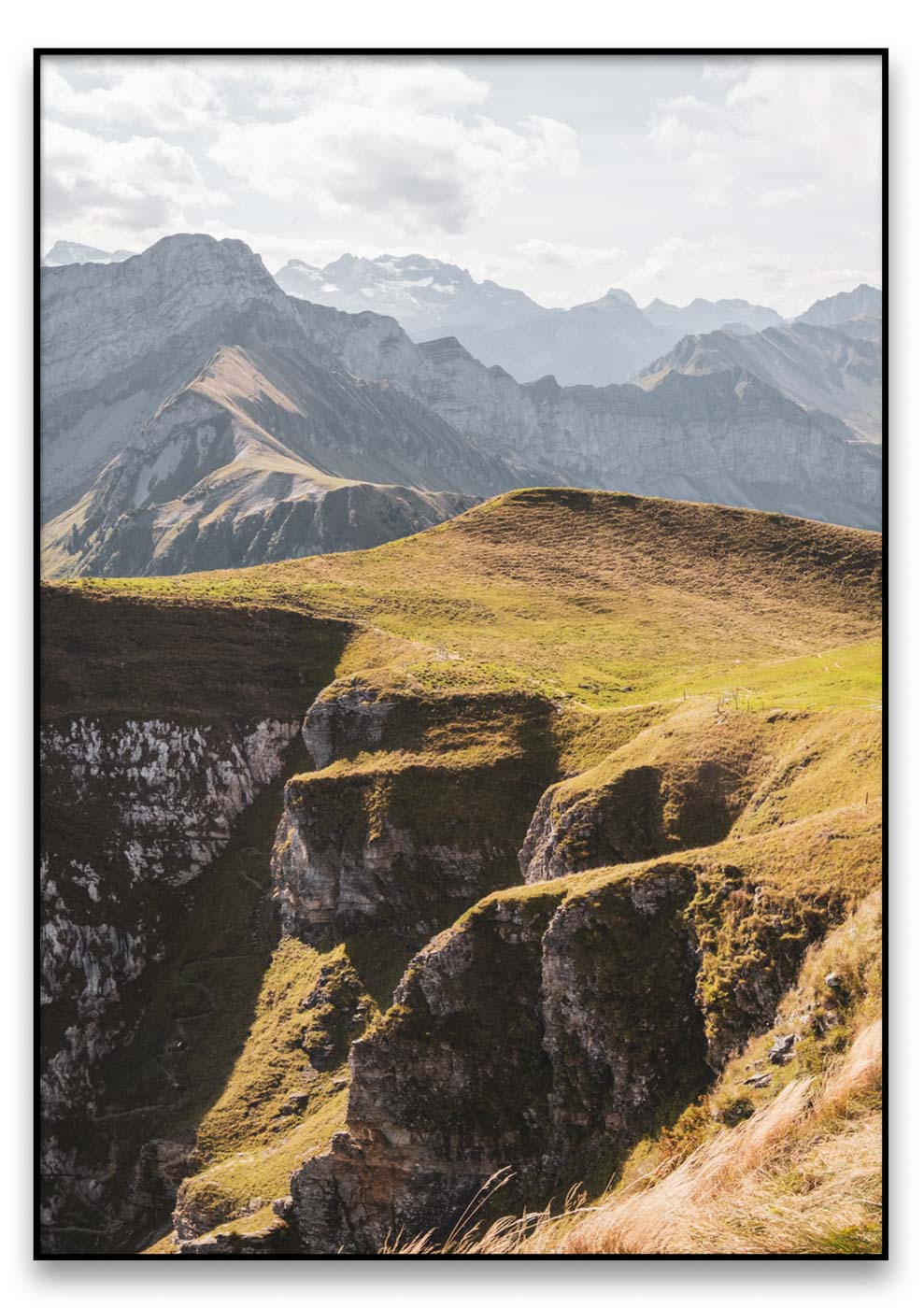 Eine Fotografie des Niederbauens mit Bergen im Hintergrund.