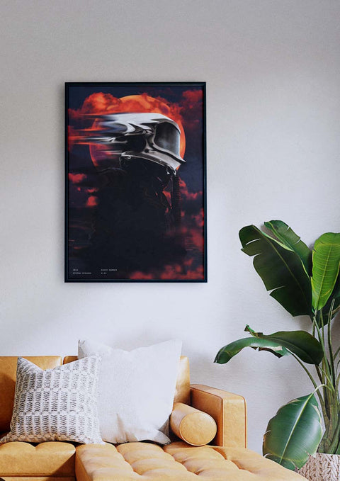 Ein Wohnzimmer mit einem Night Runner und einem Astronautengemälde an der Wand.