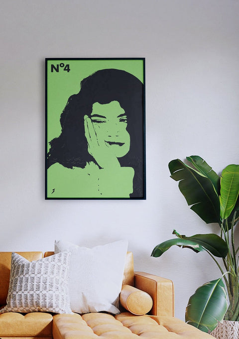 Eine grün gerahmte Number Four-Darstellung eines weiblichen Gesichts in einem Wohnzimmer.