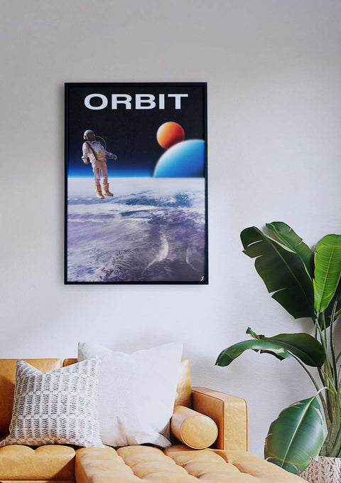 Ein Wohnzimmer mit einem Poster eines Astronauten im Orbit, das über einer Couch hängt.