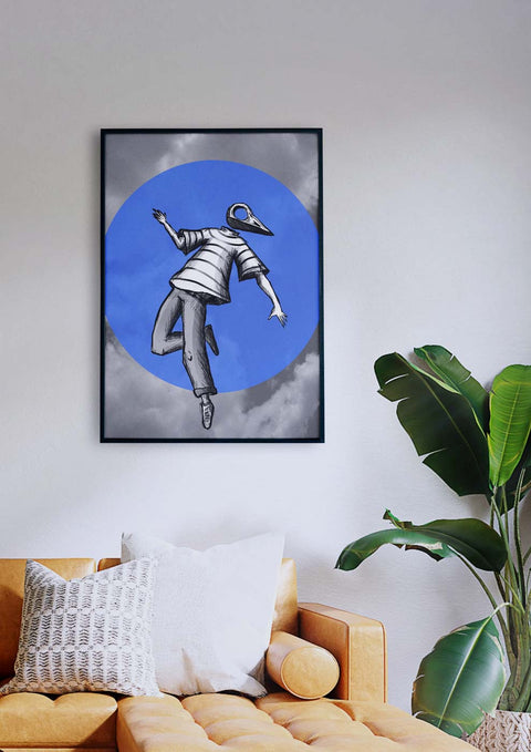 Eine Malerei einer Figur, die in der Luft über einem Sofa in einem Wohnzimmer fliegt.