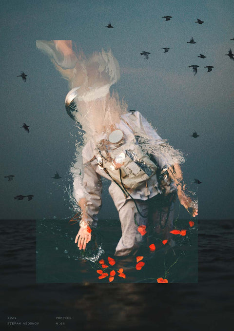 Ein Bild eines Mannes in einer Mohnblume im Wasser, um den Vögel fliegen, in surrealer Komposition.