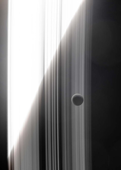 Eine Fotografie von Saturns Ringen mit einem Planeten im Hintergrund.