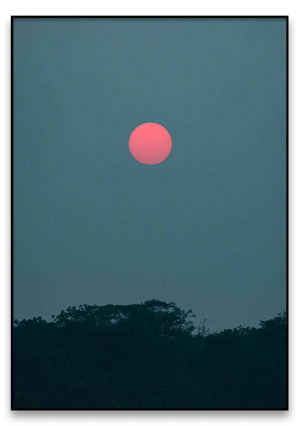 Eine rote aufgehende Sonne am Himmel mit Bäumen im Natur-Hintergrund.