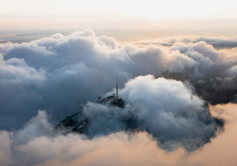Eine Luftaufnahme des wolkenverhangenen Säntis-Gipfels.