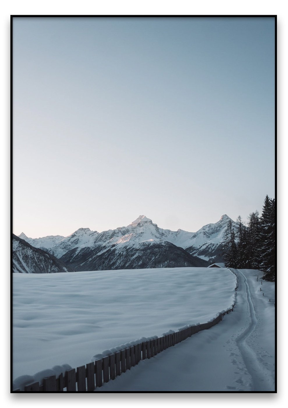 Eine Winterlandschaft mit einem von der Schmittner Alp bedeckten Weg und Bergen im Hintergrund.