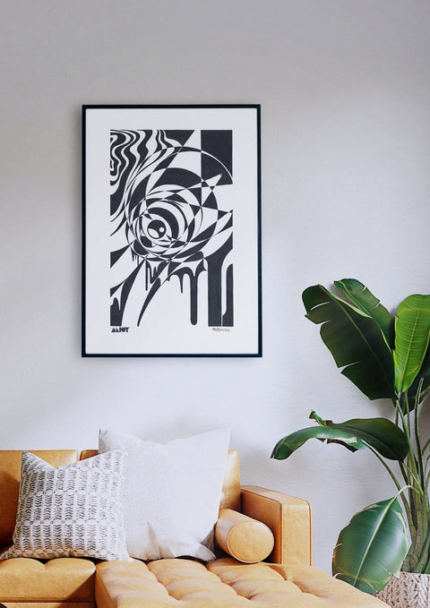 Ein Wohnzimmer mit einem schwarz-weißen abstrakten Bild mit optischen Täuschungen, das über einer Couch hängt.