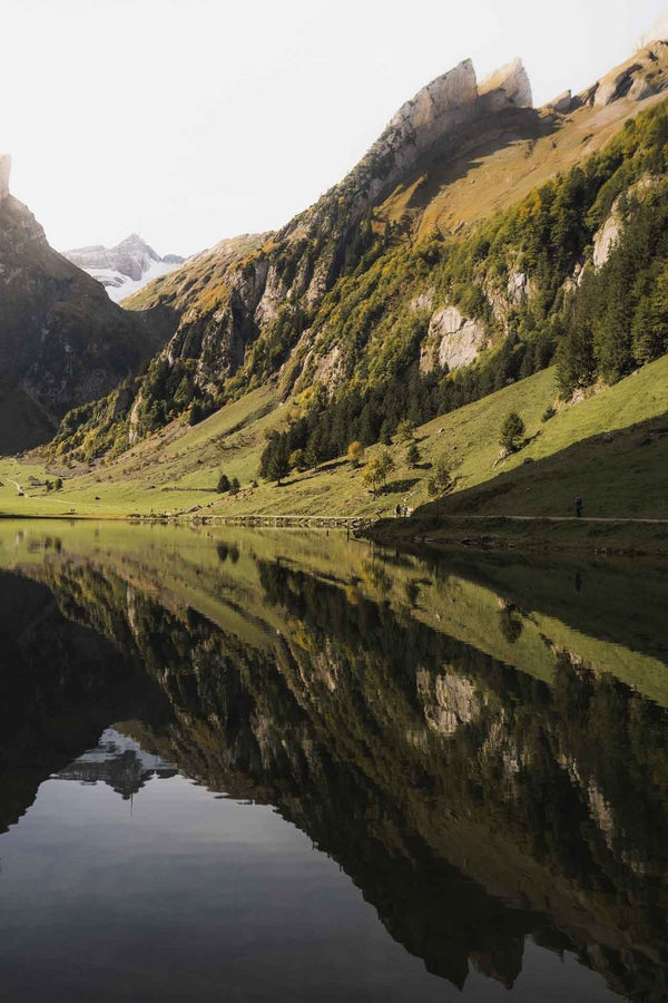 Ein Tal mit dem Seealpsee, der sich darin spiegelt.