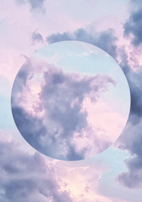 Eine Fotografie eines Sky Circles mit Wolken und einem Kreis in der Mitte.