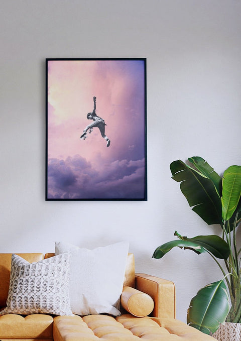 Ein gerahmtes Foto eines Skywalks, der in einem Wohnzimmer in die Luft springt.
