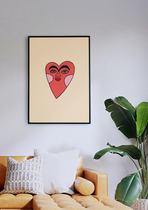 Eine rote Spread Love-Illustration, gerahmt über einer Couch in einem Wohnzimmer.