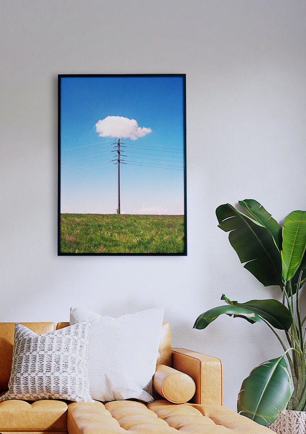 Eine Couch mit Blick auf einen Stromhut im Wohnzimmer.