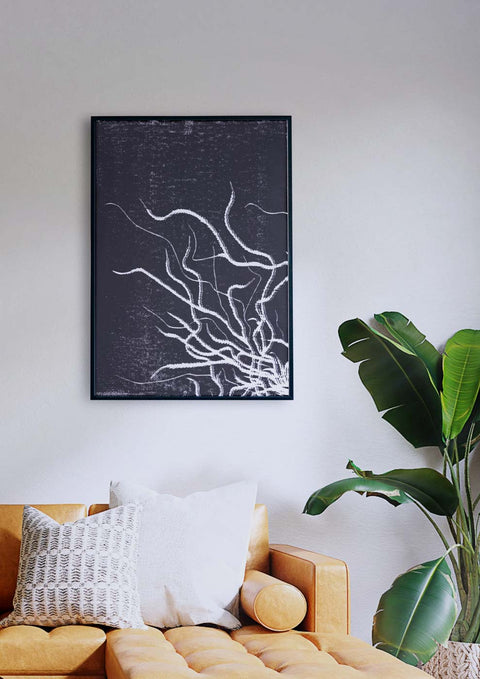 Ein Sylt mit organischen Formen hängt über einer Couch in einem Wohnzimmer.