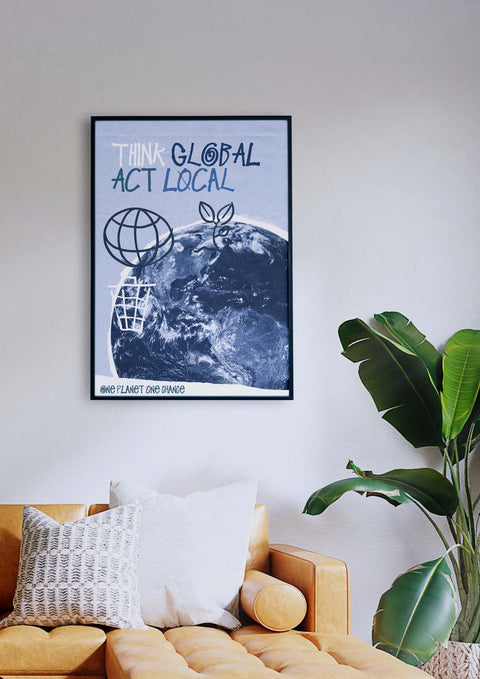 Ein Wohnzimmer mit einer Couch und einem Poster mit der Aufschrift „Think Global Act Local Blue“, das für eine umweltbewusste Botschaft wirbt.