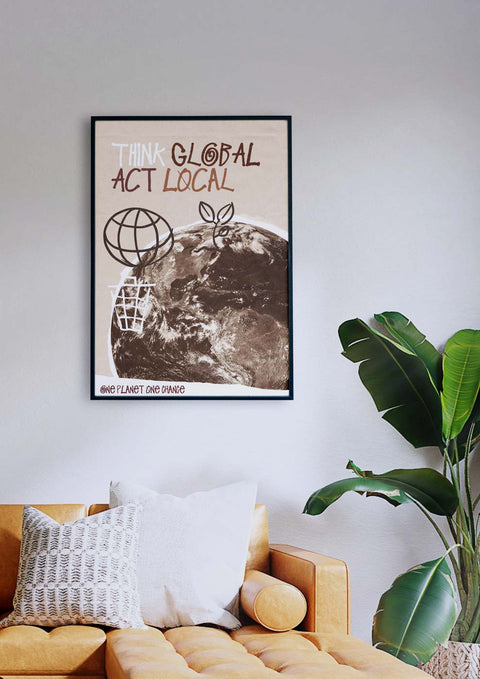 Ein Wohnzimmer mit einer Couch und einem Poster, das Umweltbewusstsein im Grafikdesign im Think Global Act Local Brown-Design präsentiert.