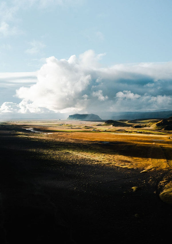 Eine Landschaft mit einem großen Feld und einem Berg in der Ferne, ergänzt durch beeindruckende Unfairformationen.