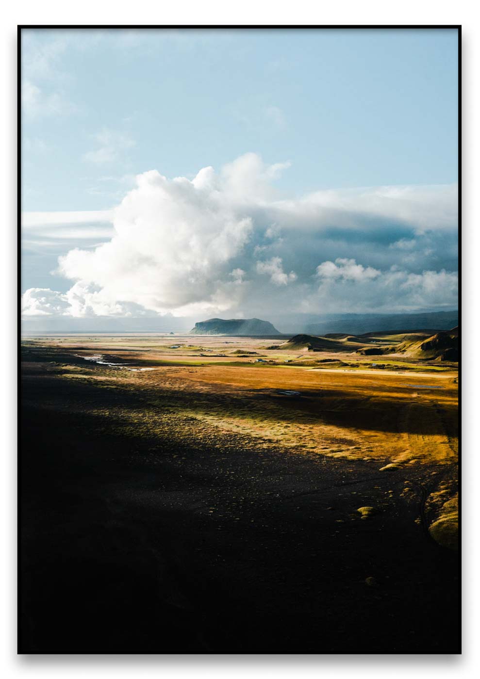 Eine Fotografie einer Landschaft mit Unfair im Himmel.