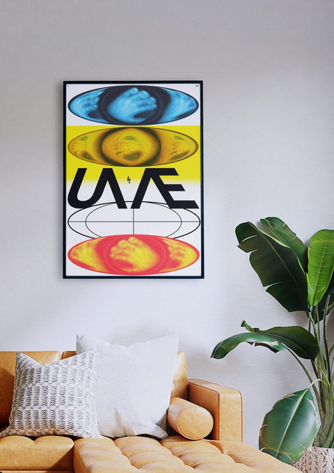 Ein Wohnzimmer mit einer Couch und einem gerahmten Poster von Universal Ideas Individual Expression von Alessio Borando.