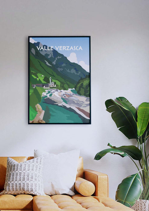 Ein Wohnzimmer mit einer Couch und einem Poster von Valle Verzasca.