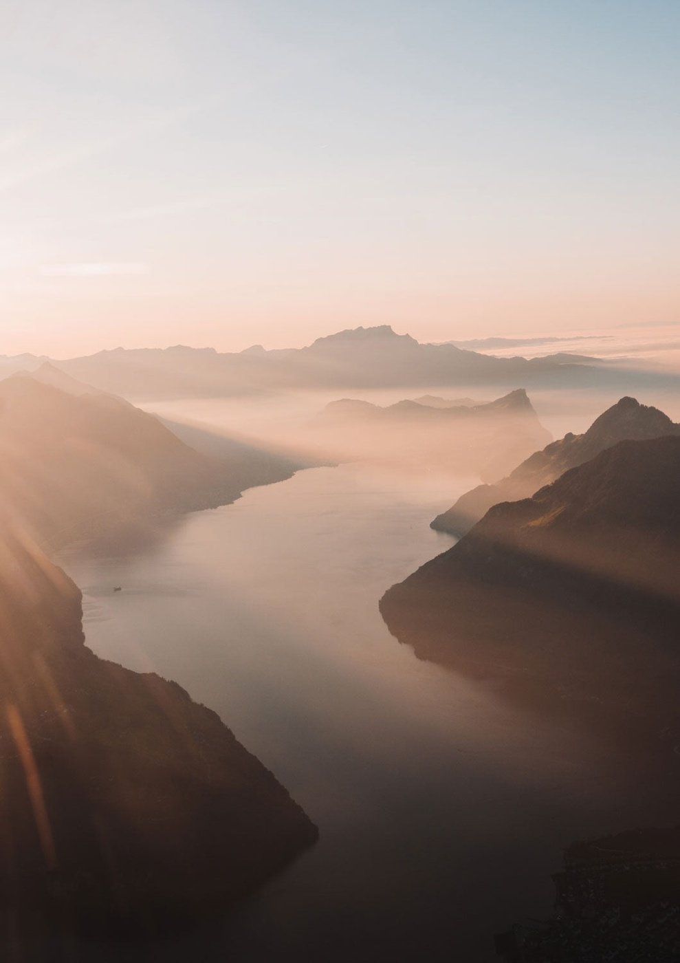 Sonnenaufgang über dem Vierwaldstättersee, Neuseeland, eingefangen in atemberaubender Fotografie.