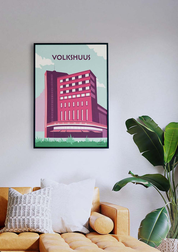 Ein Wohnzimmer mit einer Couch und einem Vintage-Poster des Volkshuus im Illustrationsstil.