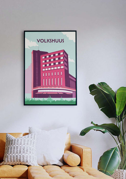 Ein Wohnzimmer mit einer Couch und einem Vintage-Poster des Volkshuus im Illustrationsstil.