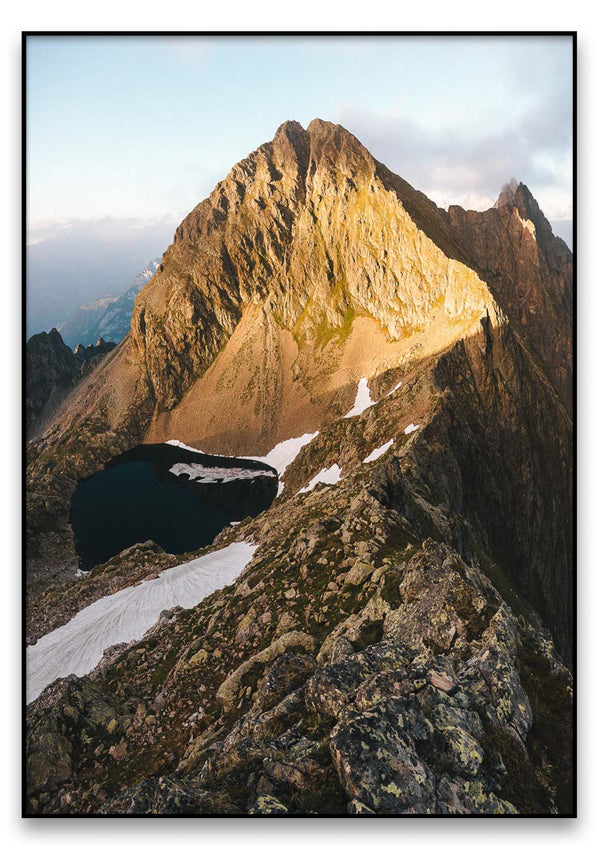 Eine Bildaufnahme eines Waschbeckens mit einem Wasserhahn und der Fliesenlandschaft im Hintergrund.