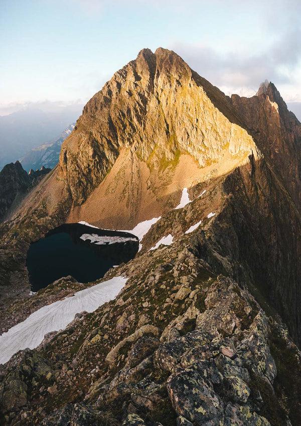 Eine Berglandschaft mit einem Waschbecken auf ihrem Gipfel.