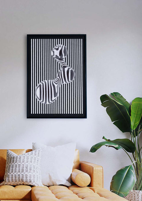 Ein Wohnzimmer mit einem gerahmten Kunstwerk mit schwarz-weißem Wasserbubble 1-Muster, das surreales Grafikdesign verkörpert.