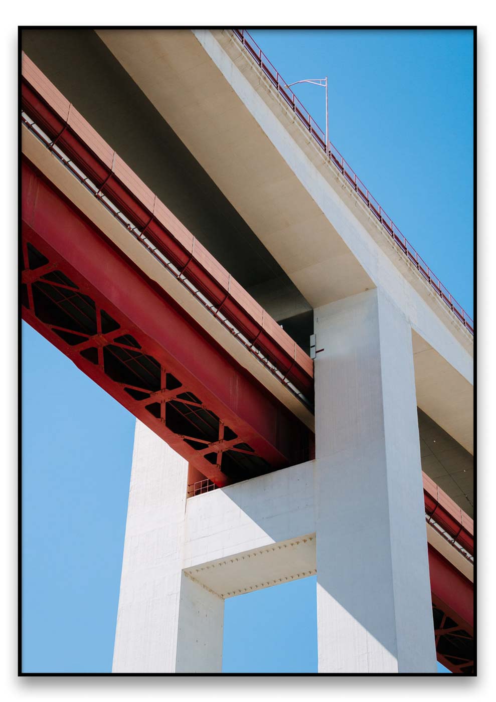 Eine Wasserstoffbrücke unter einem klaren blauen Himmel.