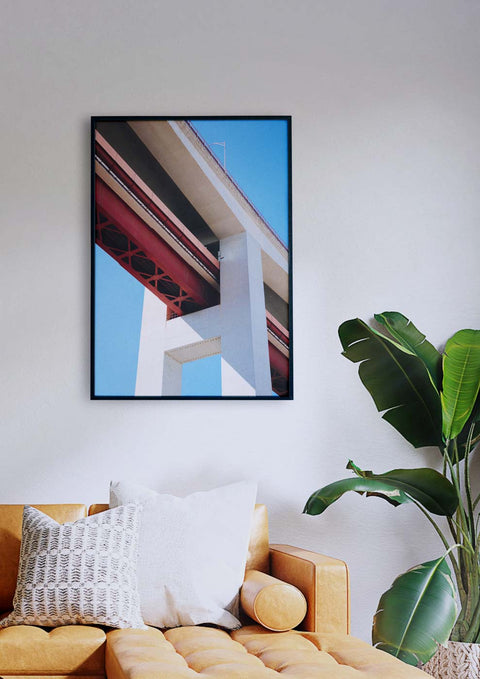 Ein Foto einer Brücke, die über einer Couch in einem Wohnzimmer hängt, zeigt die markante Wasserstoffbrücke.