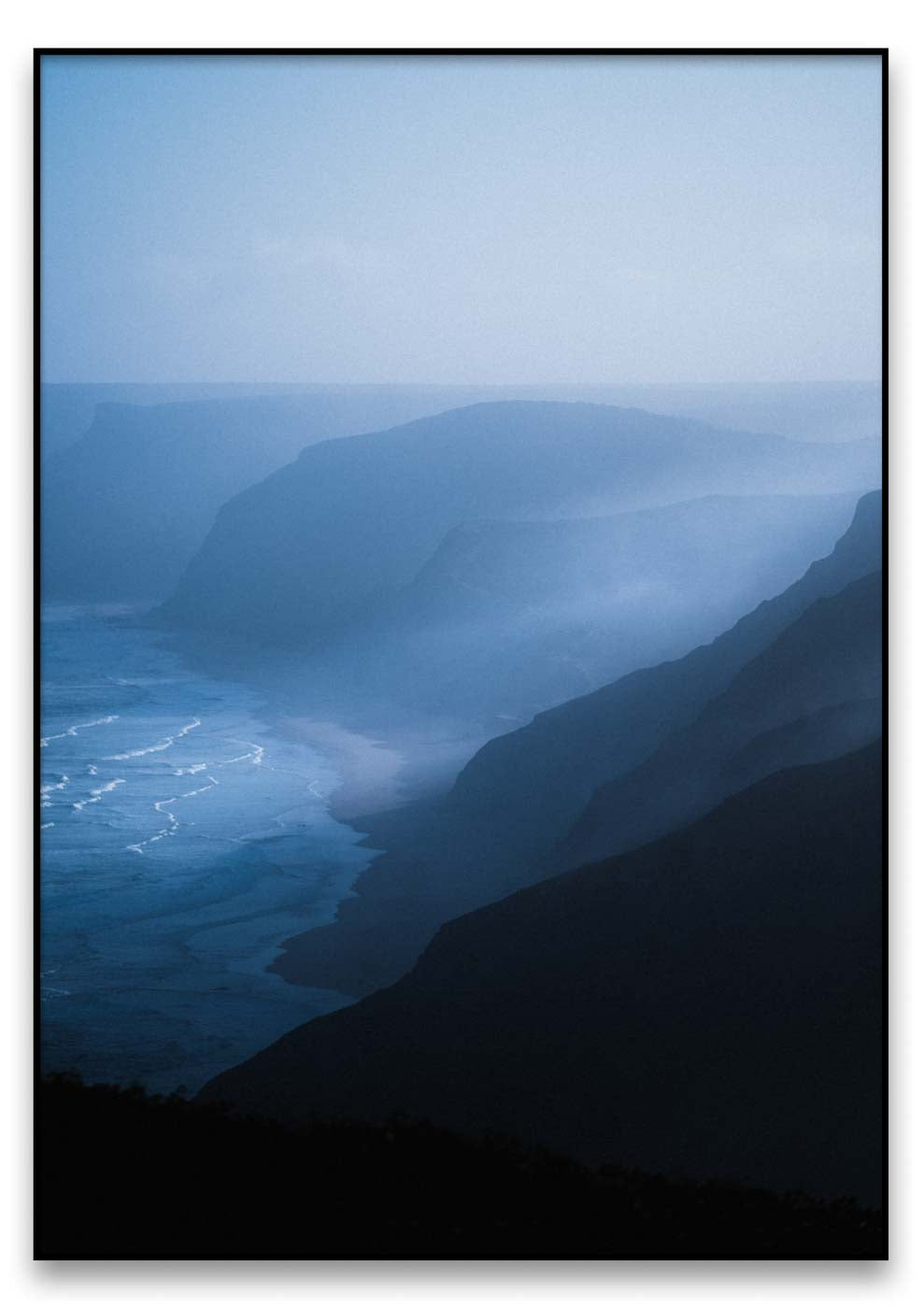 Ein Blick auf das Meer von der Spitze einer Klippe, eingefangen in der lebendigen Westküste.