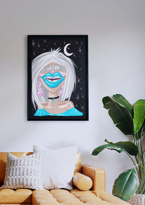 Ein Gemälde einer Frau mit blauen Lippen, die über einer Couch hängt, verwandelt sich in eine Illustration von Hexerei mit blauen Lippen, die über einer Couch hängen.