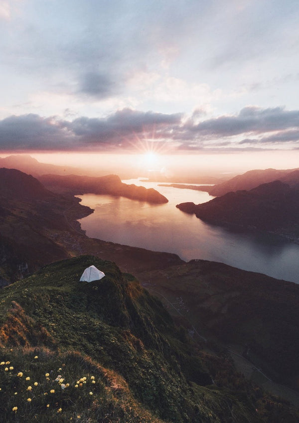 Eine Woke up like this auf einem Berg mit Blick auf einen See.