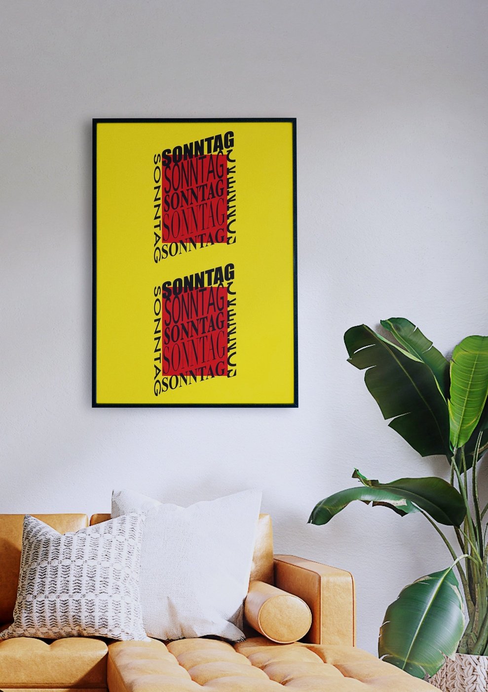 Ein Wohnzimmer mit einer Yellow Sunday-Couch und Typografie-Wandkunst im SONNTAG-Stil.