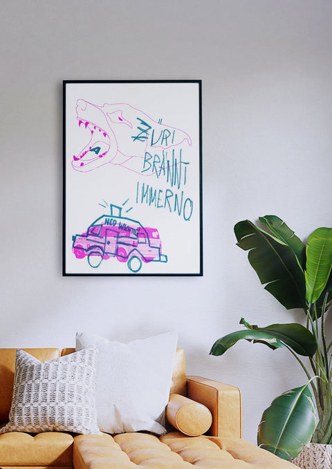 Ein Wohnzimmer mit einer rosa Züri-Brännt-Couch und einer lokalen kunstschaffenden Künstlerzeichnung eines Autos von stella.indd.