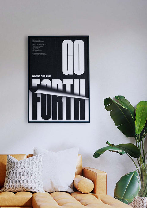 Über einer Couch im Wohnzimmer hängt ein schwarz-weißes Go-Forth-Poster.