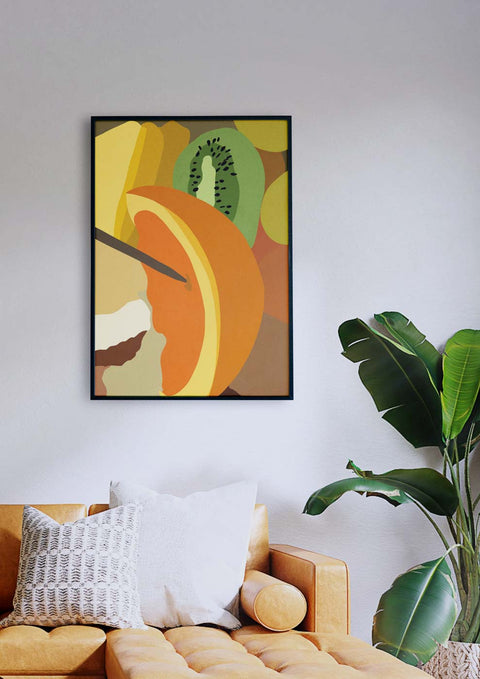 Ein Wohnzimmer mit einer Couch und einer Pflanze, mit einer italienischen Fruchtmalerei und Illustration.