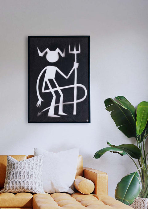 Eine schwarz-weiße Grafik eines „urteilen und beurteilt werden“, die über einem Sofa in einem Wohnzimmer hängt.