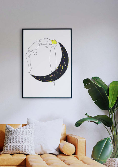 Eine Schwarz-Weiß-Zeichnung eines Bären auf einer Mondsichel über einer Couch, der weniger schläft.