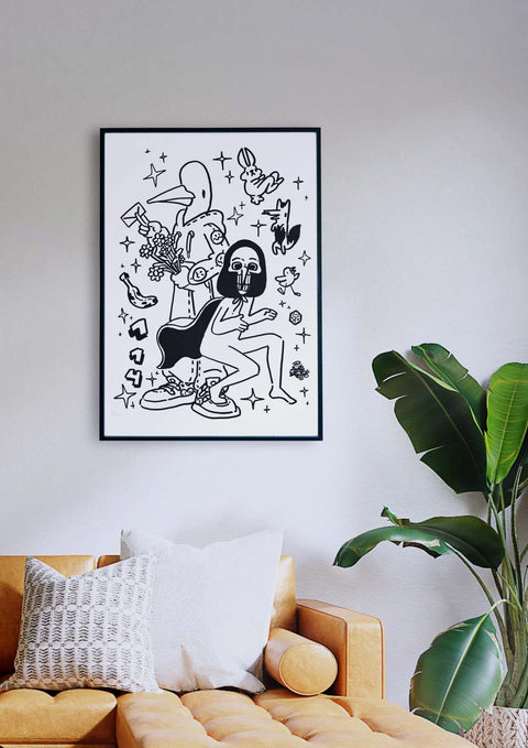 Eine Schwarz-Weiß-Illustration, die über einer Couch in einem Wohnzimmer hängt.