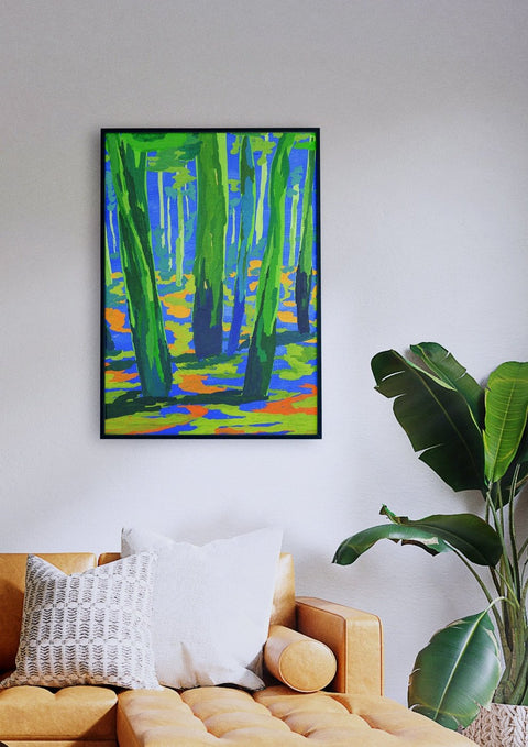 Ein Gemälde an einer Wand, das einen farbenfrohen Wald darstellt.